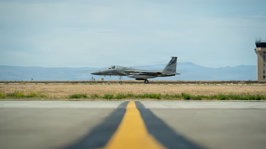 2026年6月3日,隶属于第194战机中队的F-15C「鹰」式战斗机降落在爱达荷州芒廷霍姆空军基地。(美国空军官网)