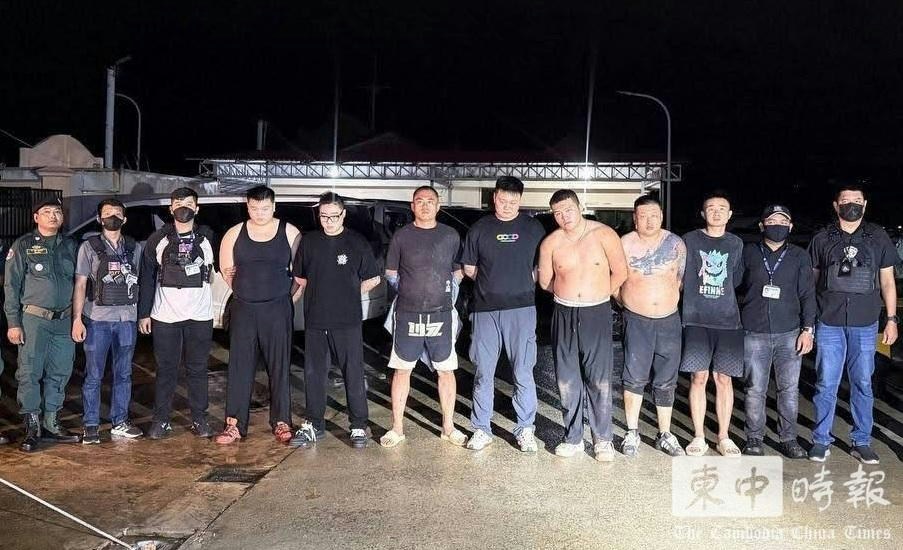 柬埔寨警方在西哈努克省海域破获一宗特大毒品及非法枪械案,当场逮捕7名中国籍男嫌疑人。(柬中时报)
