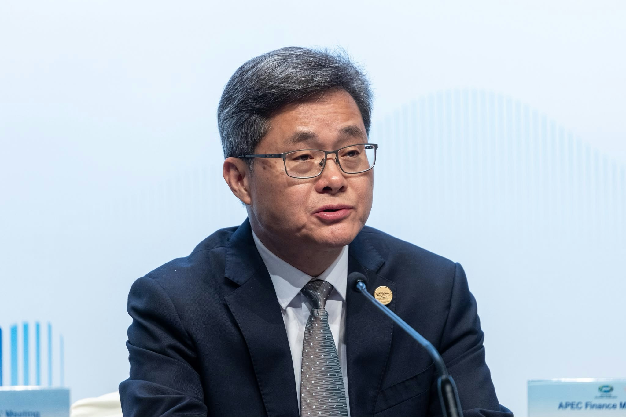 首次在港举行的亚太经合组织(APEC)财长会议今日(21日)在湾仔会展中心圆满闭幕,中国财政部长蓝佛安出席新闻发布会介绍会议成果,指会议深化了亚太各方三方面共识。(梁鹏威摄)