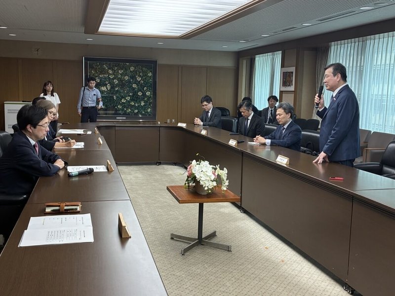 驻日代表李逸洋25日下午前往熊本县厅,拜会熊本县知事木村敬,对熊本地震灾情表达慰问。他指出,过去每当台日遭遇地震、台风及传染病等困境,双方皆相互援助。(驻日代表处提供)中央社记者戴雅真东京传真 115年9月25日