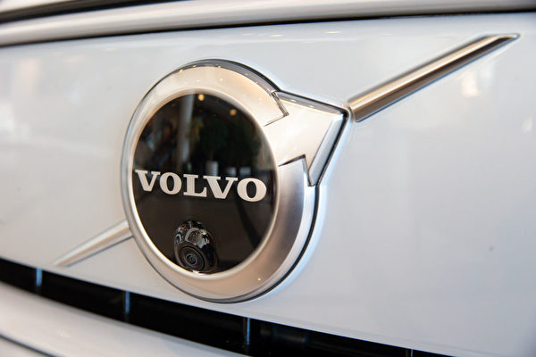 近期中國吉利控股集團(Geely Holding)控股的沃爾沃汽車(Volvo Cars)宣布將再裁員2,500人。圖為沃爾沃汽車公司的徽標。(NICOLAS MAETERLINCK/BELGA MAG/AFP via Getty Images)