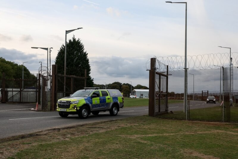 英国警方8日凌晨在位于英格兰东部的摩斯沃斯空军基地内逮捕2名拉脱维亚籍男子。（路透社）