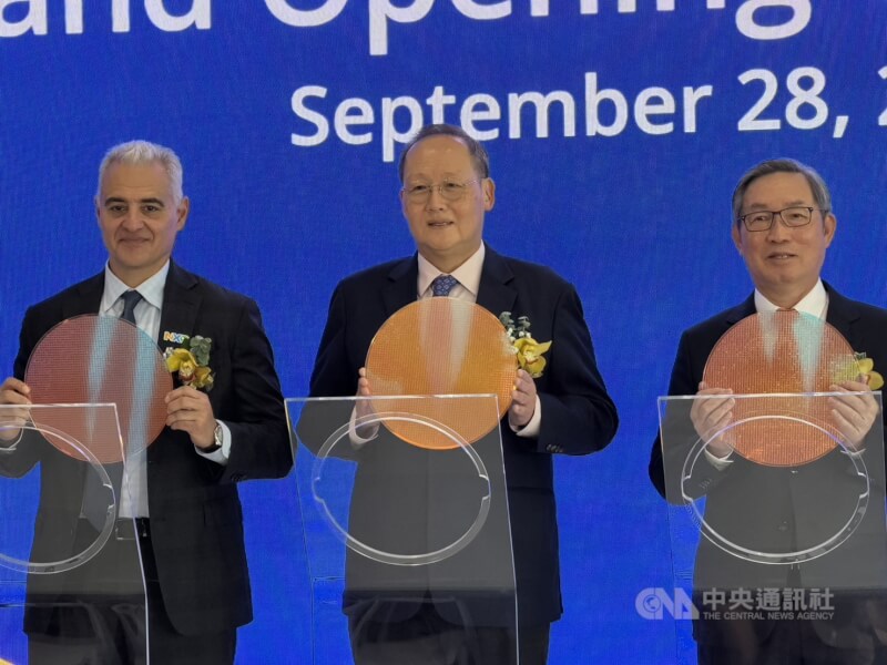 晶圆代工厂世界先进与恩智浦(NXP)合资的新加坡厂28日开幕,恩智浦执行长索托玛约(左起)、主管能源与工业的新加坡贸工部长陈诗龙、世界先进董事长方略出席。中央社记者吴升鸿新加坡摄 115年9月28日