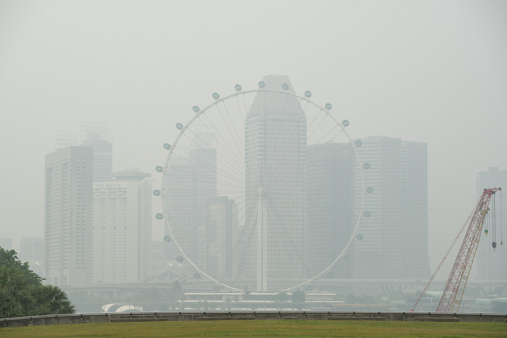 ▲当地时间2026年10月15日,新加坡摩天观景轮及周边高层建筑被来自印度尼西亚的烟霾笼罩 图据ICphoto