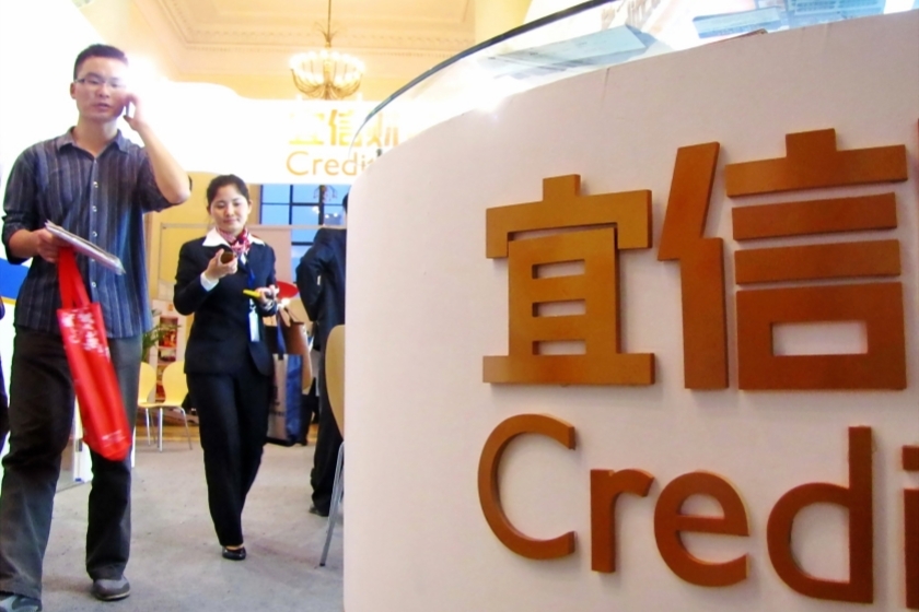 在官方通报的前一晚,宜信集团在旗下应用瑞承APP、宜人优选APP发布《关于向类固收产品客户的致歉信》,据悉,该致歉信仅向宜信类固收产品投资者定向推送,非该类产品投资者不在此次推送范围内,无法查阅。图:视觉中国