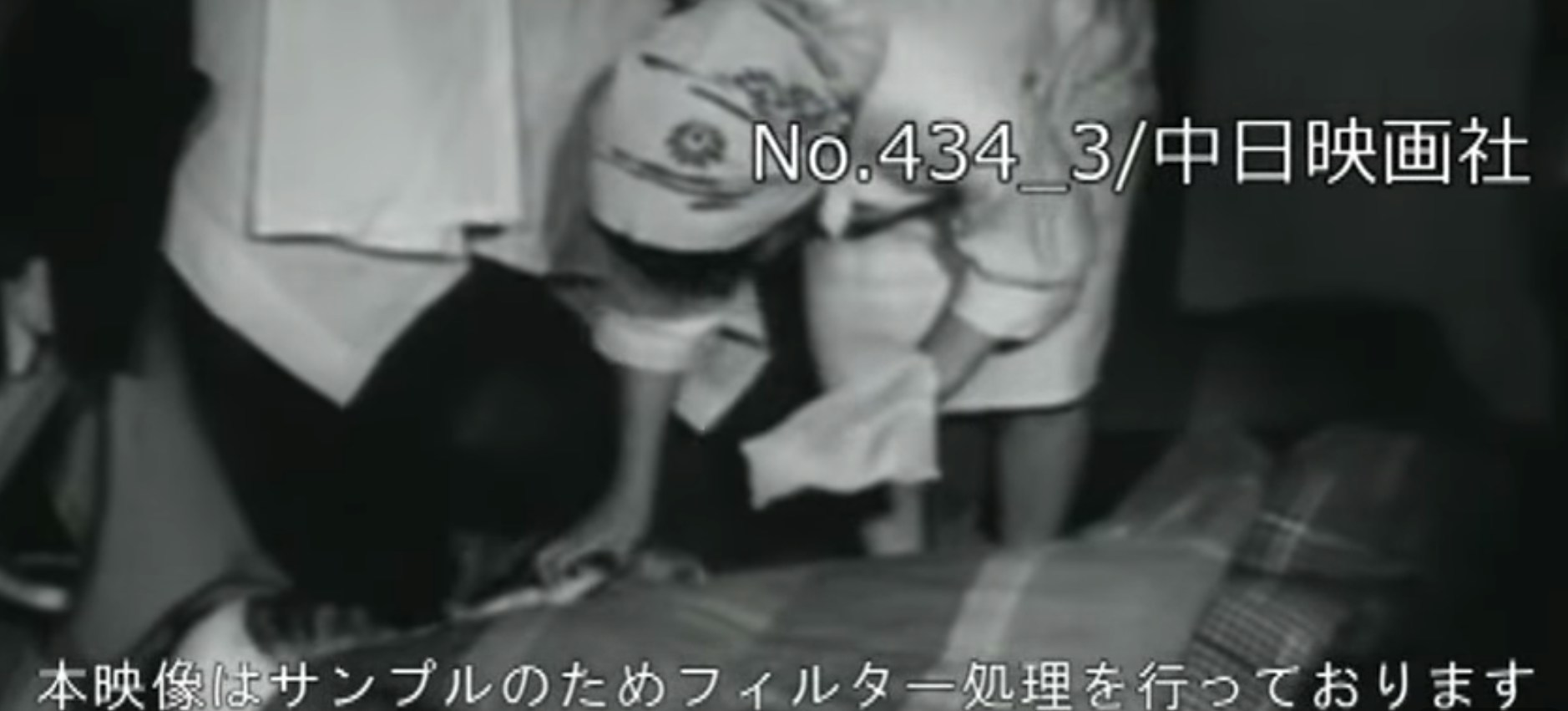 「三河岛事故」案发现场很多人都在进行抢救(YouTube@中日映画社)