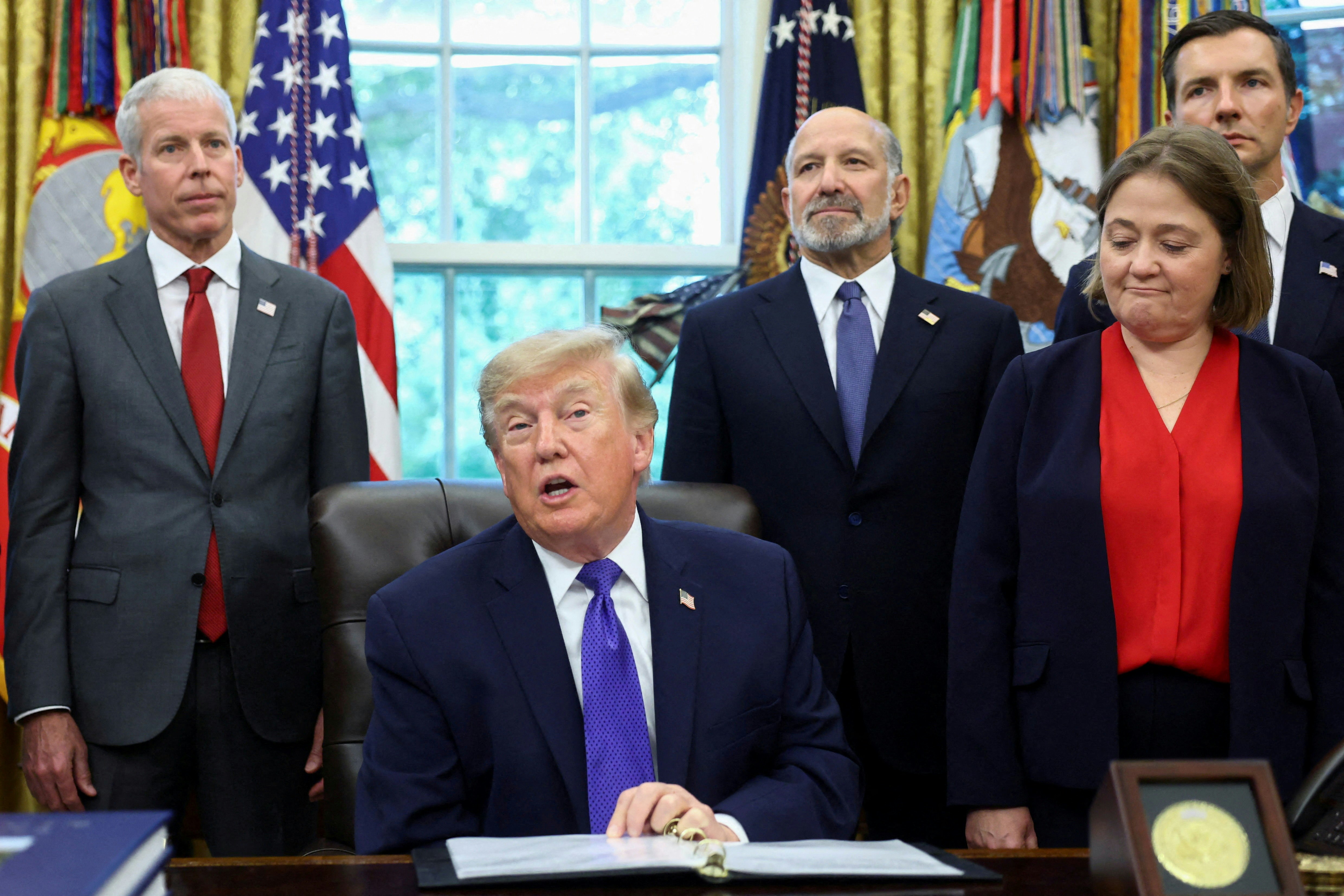2026年9月28日,美国总统特朗普(Donald Trump)在白宫椭圆形办公室会见传媒。(Reuters)