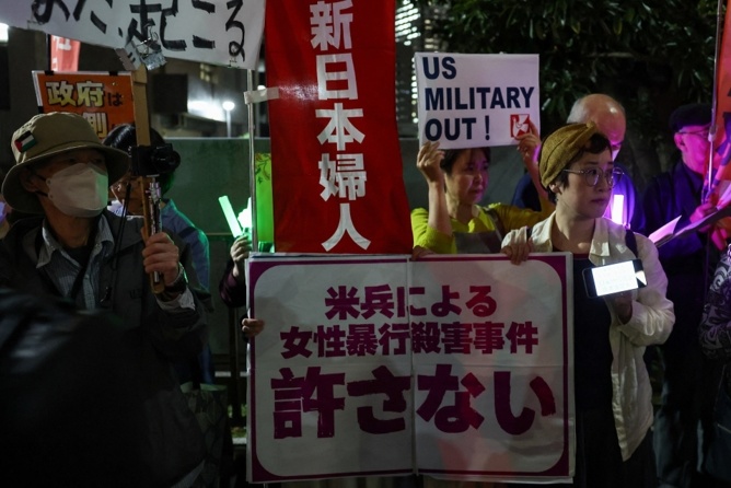 10月5日,日本东京,在驻日美军涉嫌杀人案发生后,示威者在首相办公室外参加抗议活动。图源:外媒