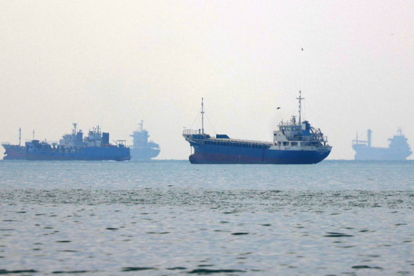 2026年9月7日,船隻駛過伊朗南部港口城市阿巴斯港(Bandar Abbas)海岸附近的霍爾木茲海峽。(Atta Kenare/AFP via Getty Images)