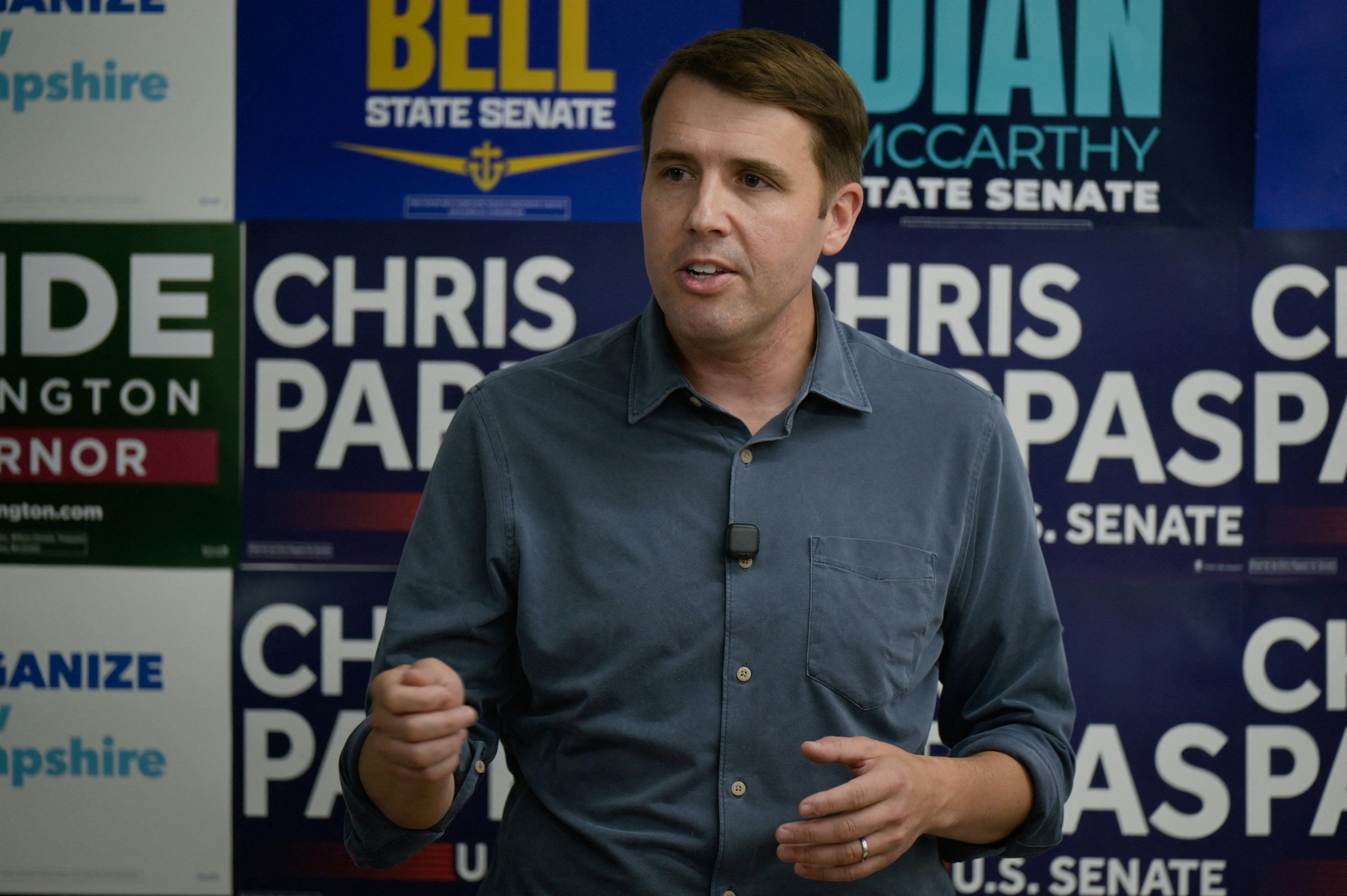 10月2日,美国参议院民主党候选人帕帕斯(Chris Pappas)在美国新罕布夏州曼彻斯特的一场竞选活动中向支持者发表演说。(Reuters)