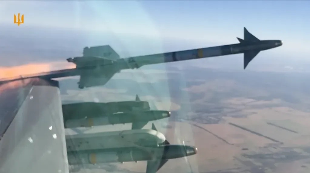 乌克兰空军F-16发射AIM-9「响尾蛇」飞弹，画面中的这架F-16采用了独特的全「响尾蛇」挂载（乌克兰空军官方视讯撷图）
