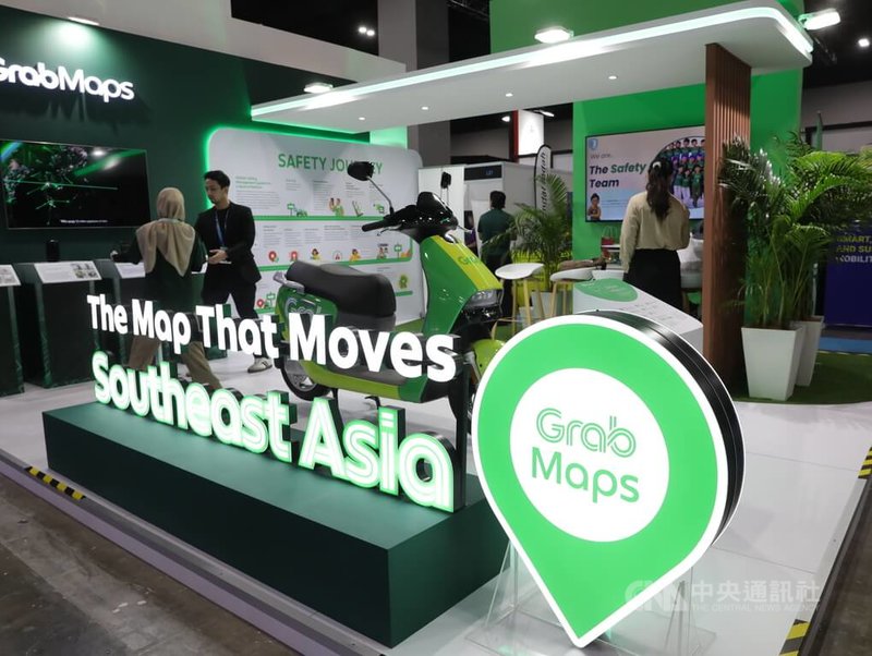 GrabMaps在马来西亚展场展示导航地图服务,并以地图定位标志呈现交通应用特色。中央社记者黄自强吉隆坡摄 115年10月23日