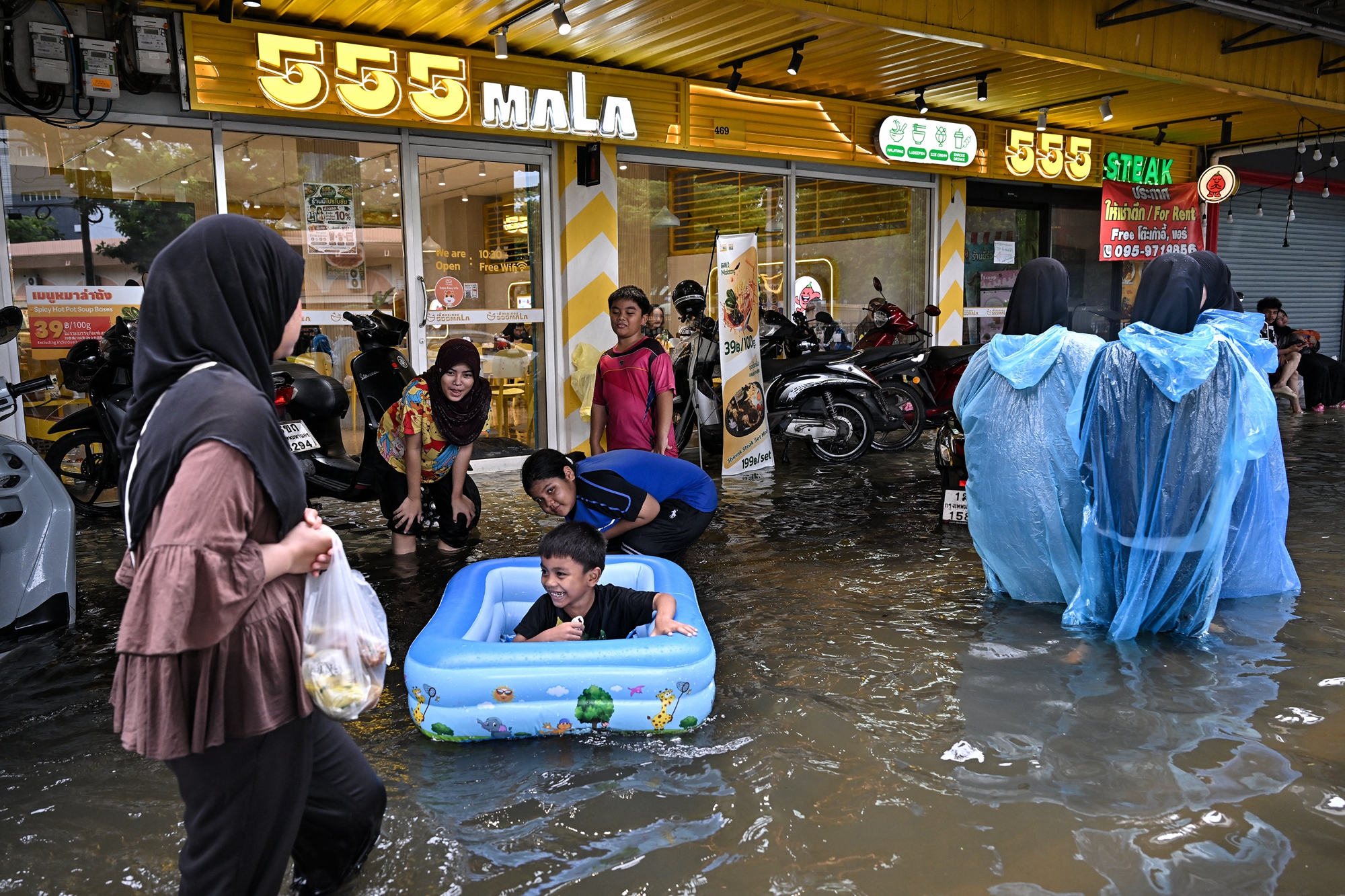 2026年9月27日,曼谷邦甲比区(Bang Kapi)蓝康恒路(Ramkhamhaeng Road)的洪涝景象。(Lillian Suwanrumpha/AFP via Getty Images)