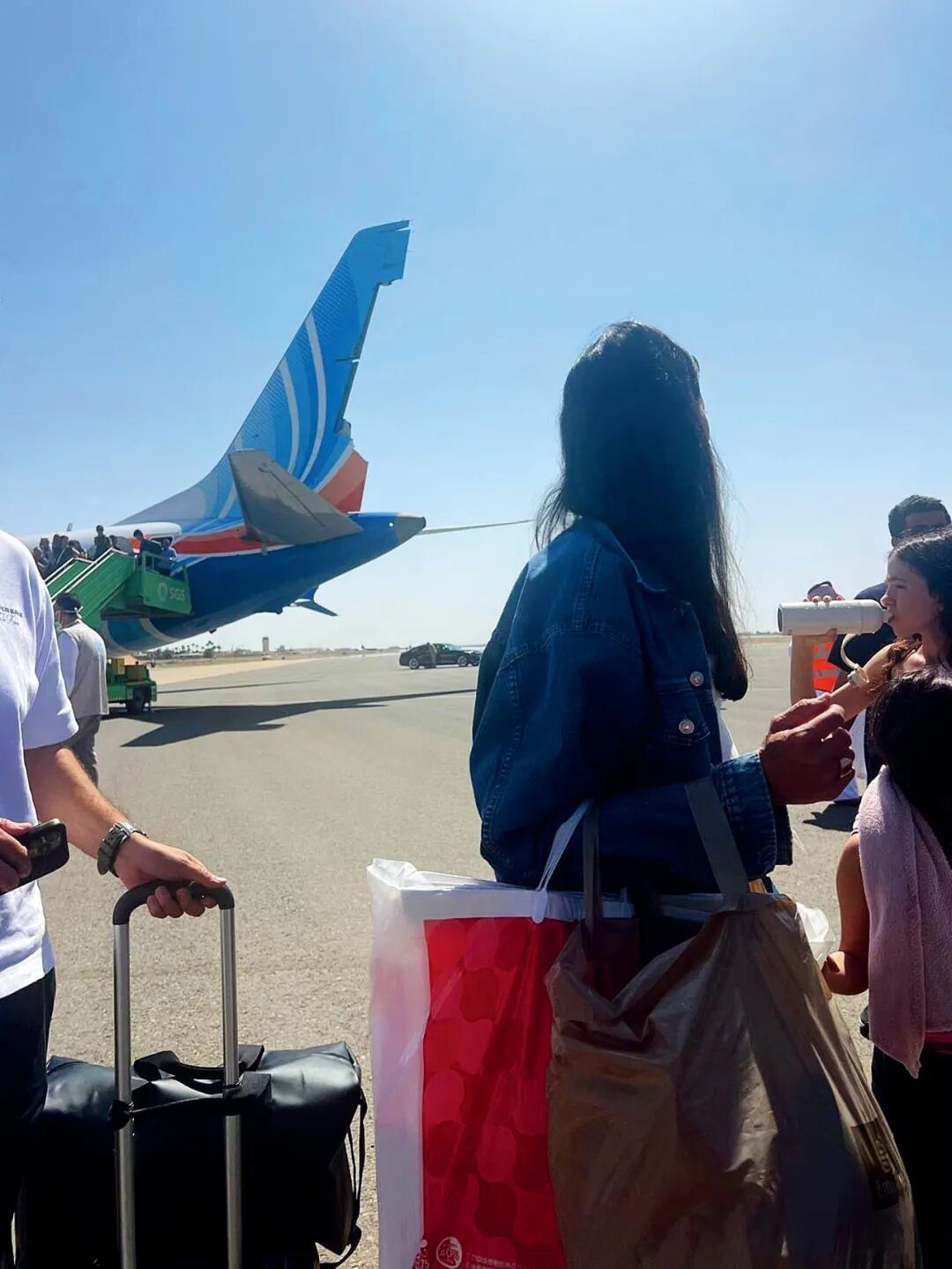 9月30日,迪拜航空FZ1073航班迫降在沙特阿拉伯塔布克的机场,客机尾翼可见受损。图/视觉中国