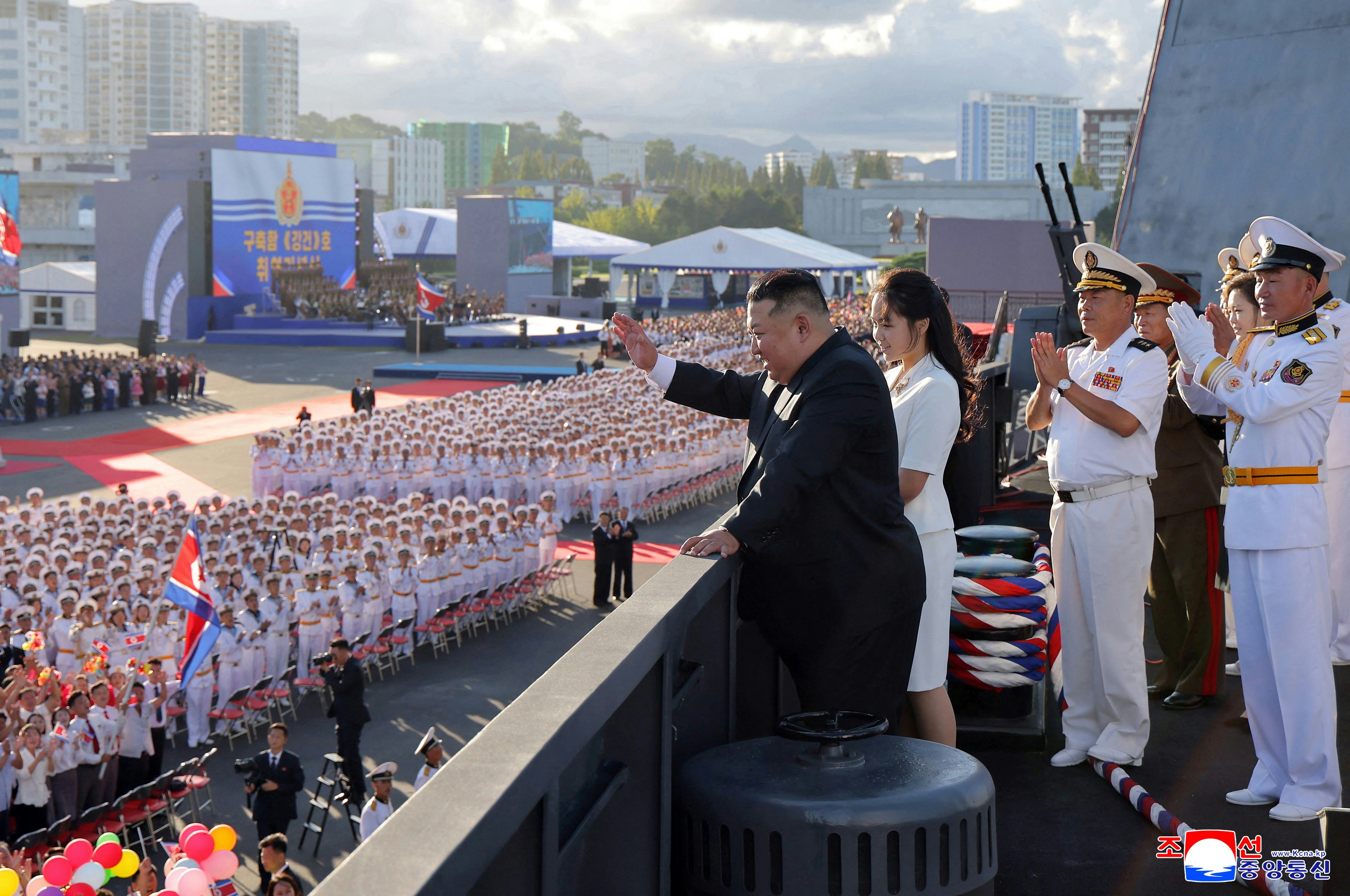 2026年9月6日,朝鲜元山港为驱逐舰「姜健号」(Kang Kon)举行服役仪式,朝鲜领袖金正恩出席,其女儿金朱爱陪伴在侧。(KCNA via REUTERS)