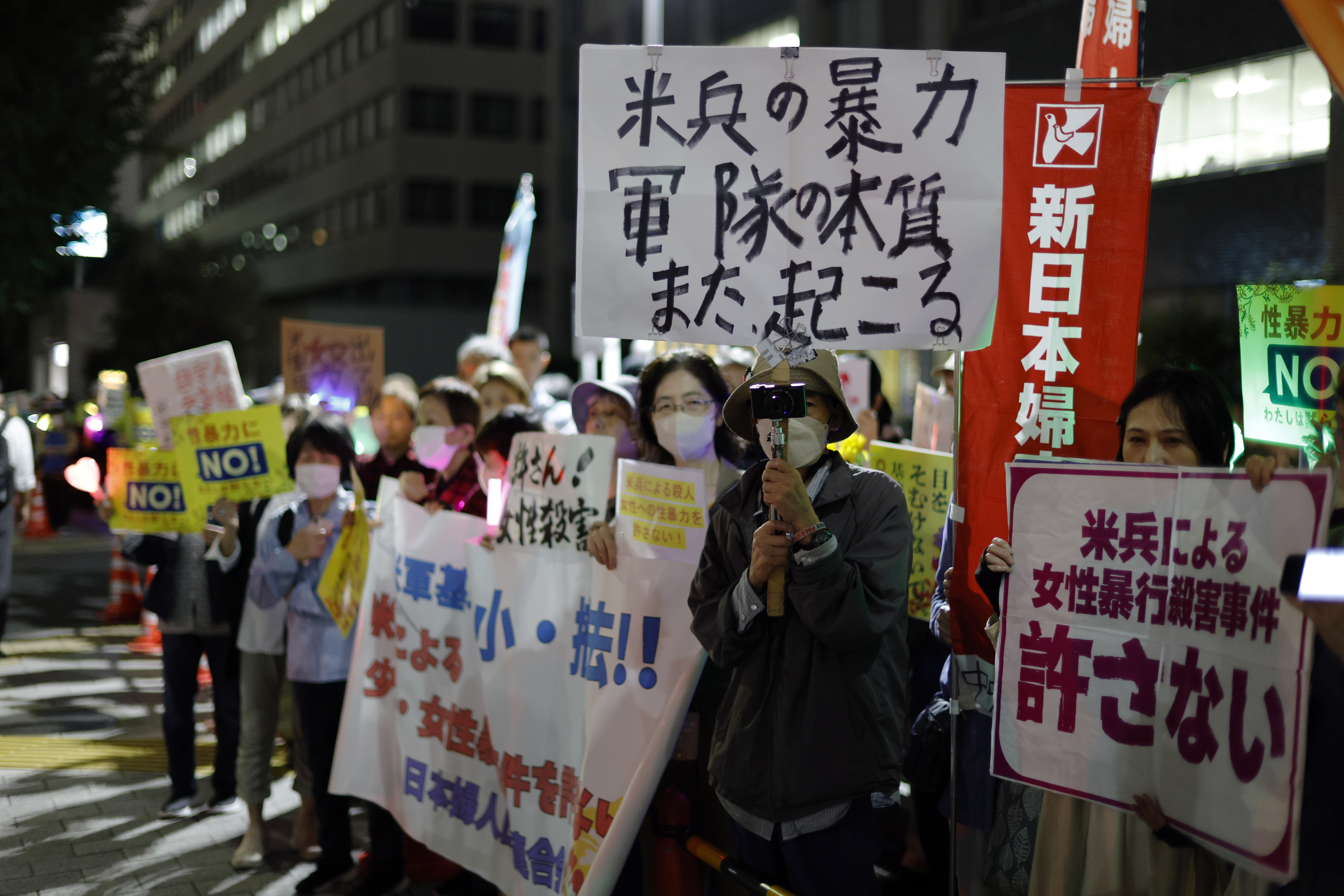 10月5日,日本东京,民众在首相官邸前举行集会,抗议美军士兵抢劫并杀害冲绳女性。(IC photo)