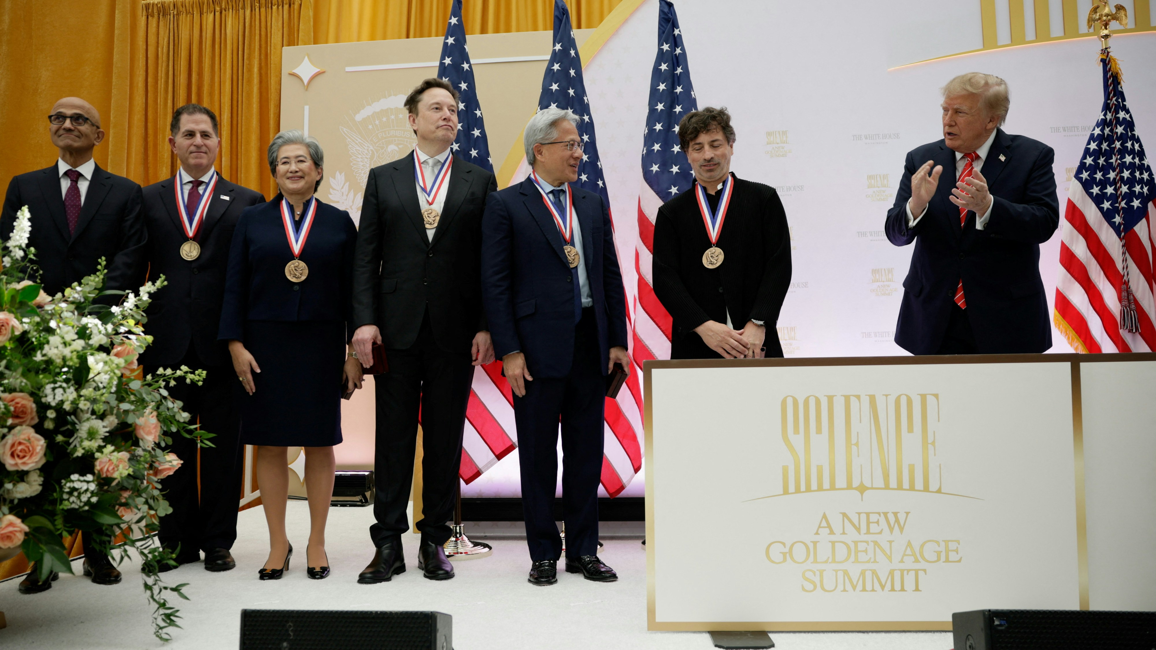 2026年10月8日,美国华盛顿,总统特朗普(Donald Trump,右一)向Tesla行政总裁马斯克(Elon Musk,中)、英伟达行政总裁黄仁勋(右三)、Google联合创办人布林(Sergey Brin,右二)和超微(AMD)行政总裁苏姿丰(左三)颁发国家科学奖。(Reuters)
