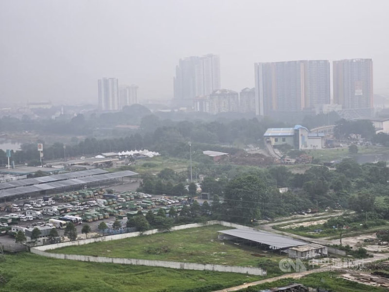 马来西亚持续受到跨境烟霾影响，市区天空灰蒙蒙，远处高楼笼罩在烟霾中。首相安华将于19日召开国家灾害会议，协调跨部门应对措施。中央社记者黄自强吉隆坡摄　115年10月16日