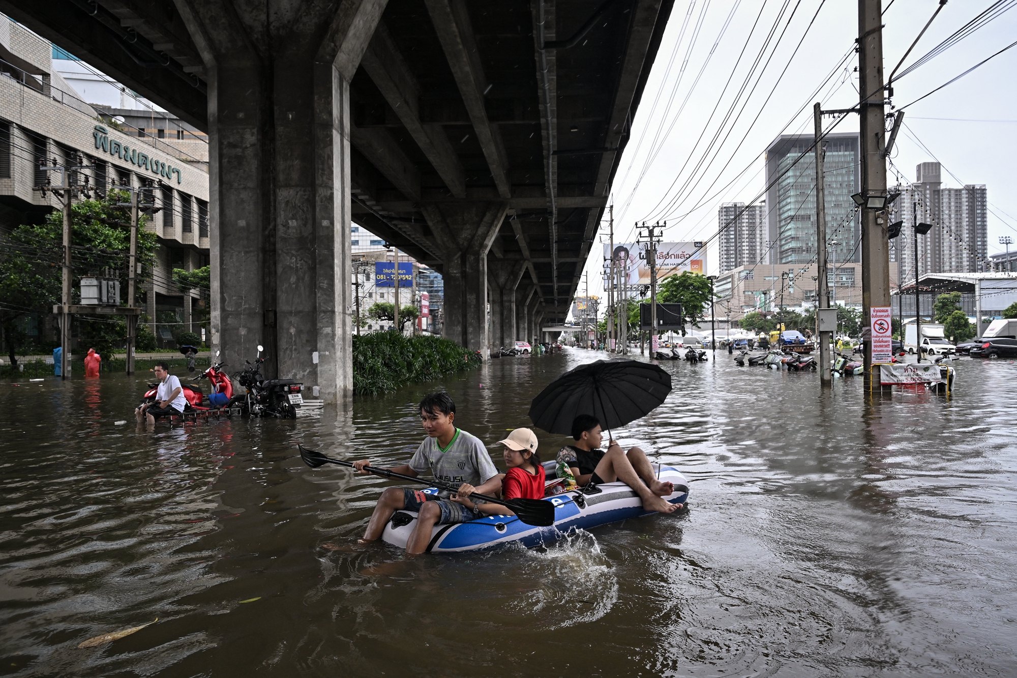 2026年9月27日,曼谷邦甲比区(Bang Kapi)蓝康恒路(Ramkhamhaeng Road)的洪涝景象。(Lillian Suwanrumpha/AFP via Getty Images)