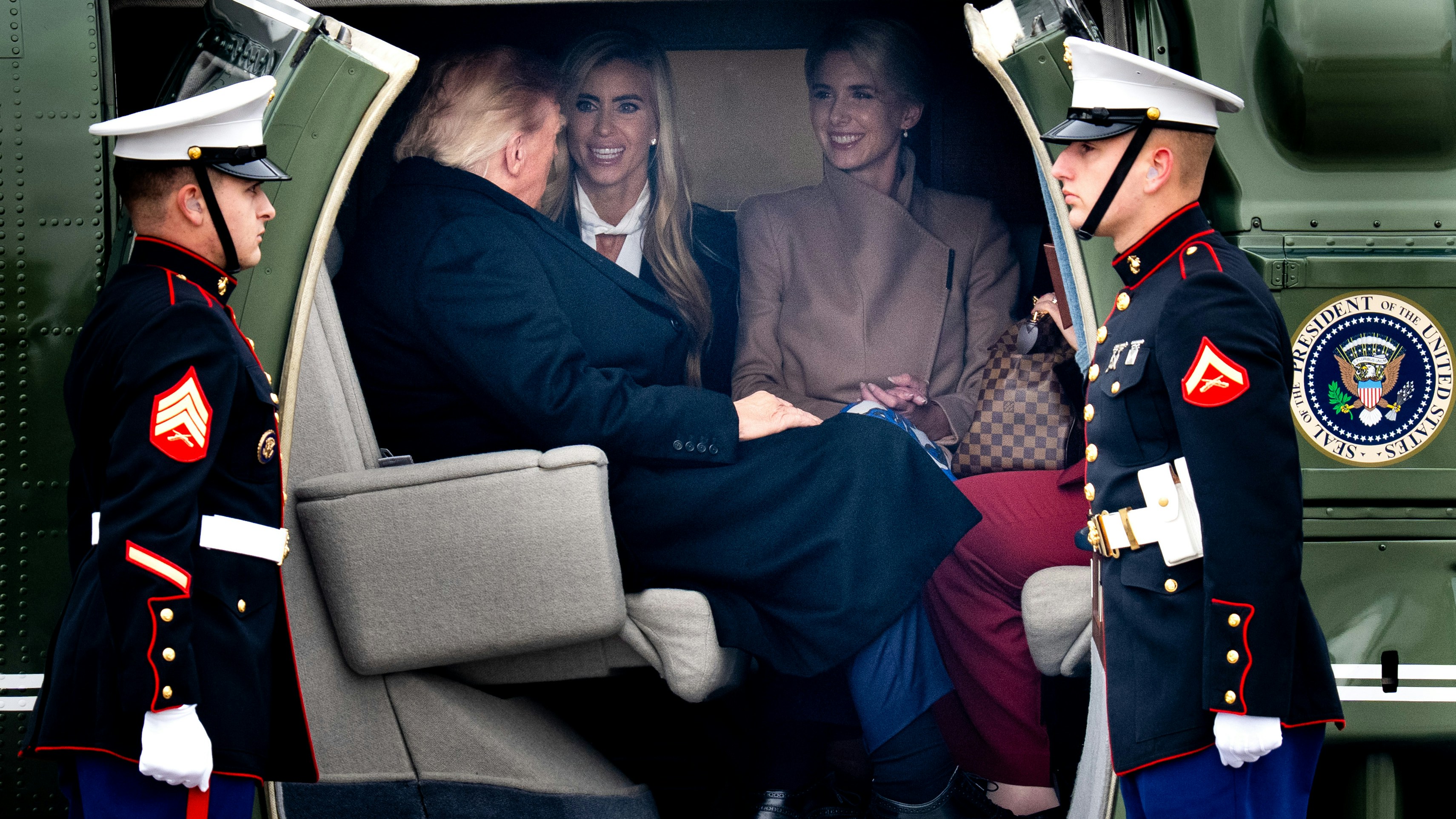 2026年10月14日,美国总统特朗普(Donald Trump,左二)在白宫新任发言人扎卡里亚(Katie Zacharia,中)及行政助理哈普(Natalie Harp,右二)的陪同下,乘搭海军陆战队一号抵达阿拉斯加。(X@dougmillsnyt)