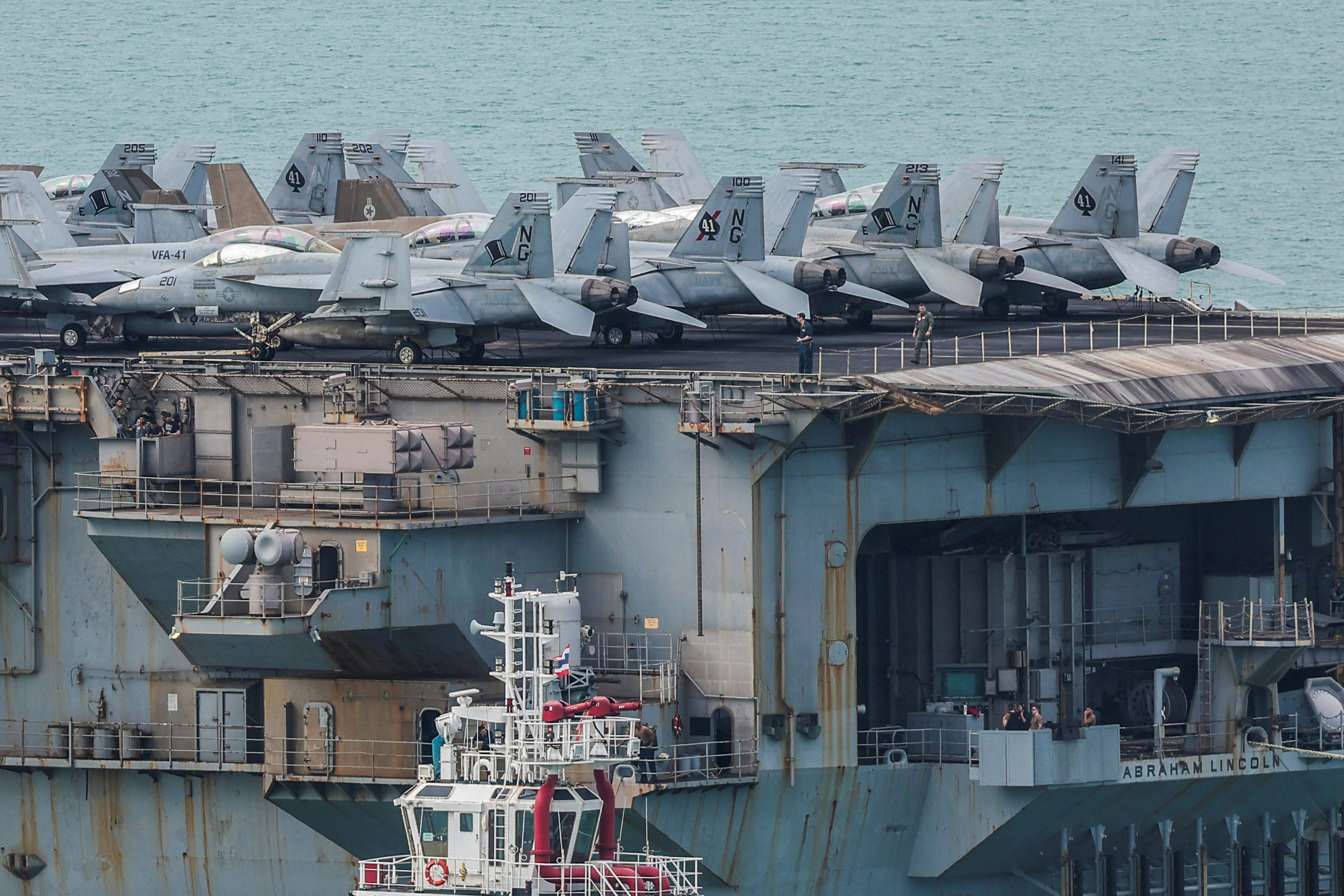美国海军「林肯号」（USS Abraham Lincoln）航空母舰自去年11月离开母港圣地牙哥后，在海上度过286天，2日抵达泰国东部林查班港。（路透社）