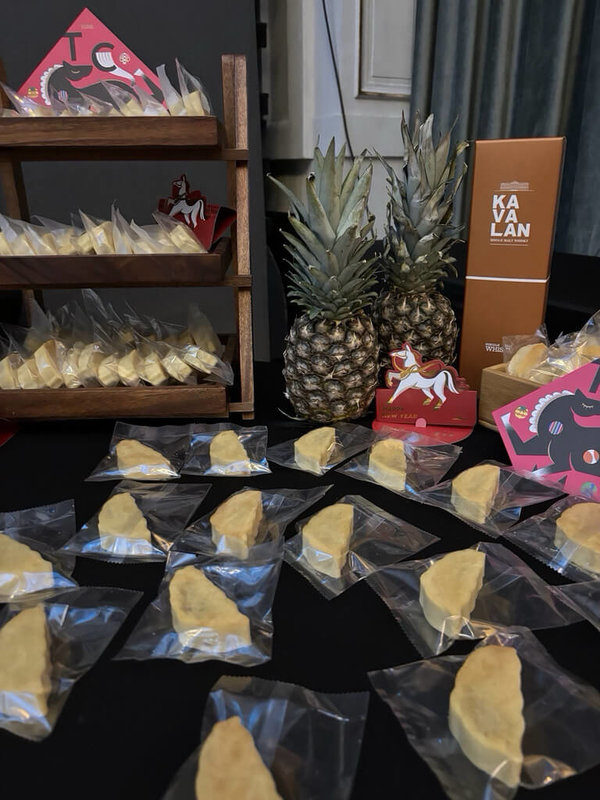 驻匈牙利代表处8日举办国庆酒会。现场精心准备台湾造型凤梨酥与噶玛兰威士忌,带领宾客从美食认识台湾风情。(驻匈牙利代表处提供)中央社记者刘郁葶布拉格传真 115年10月10日