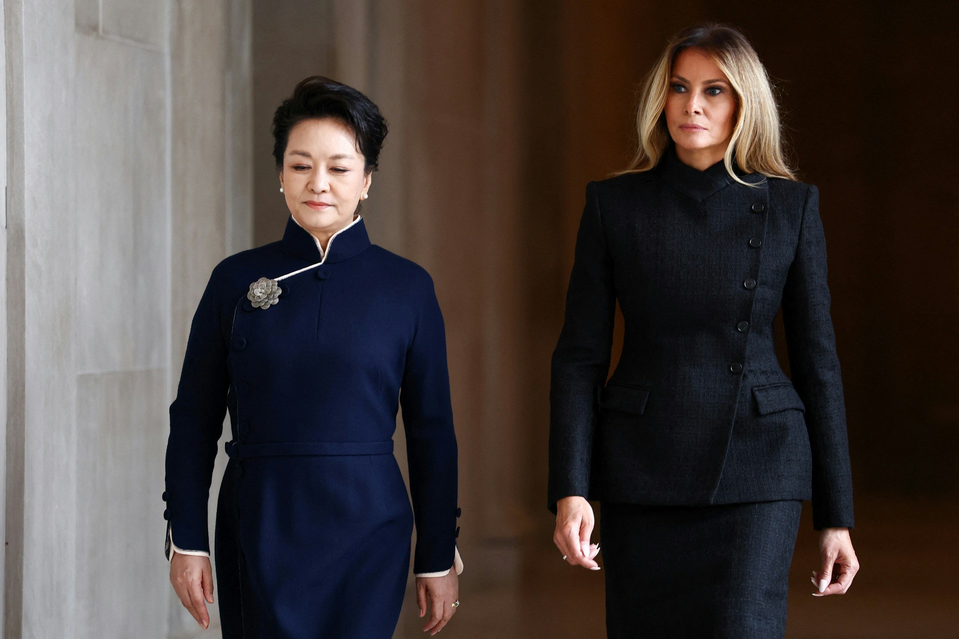 【习近平访美】美国第一夫人梅拉尼娅(Melania Trump)陪同习近平夫人彭丽媛参观史密森尼学会的国立亚洲艺术博物馆。(路透社)