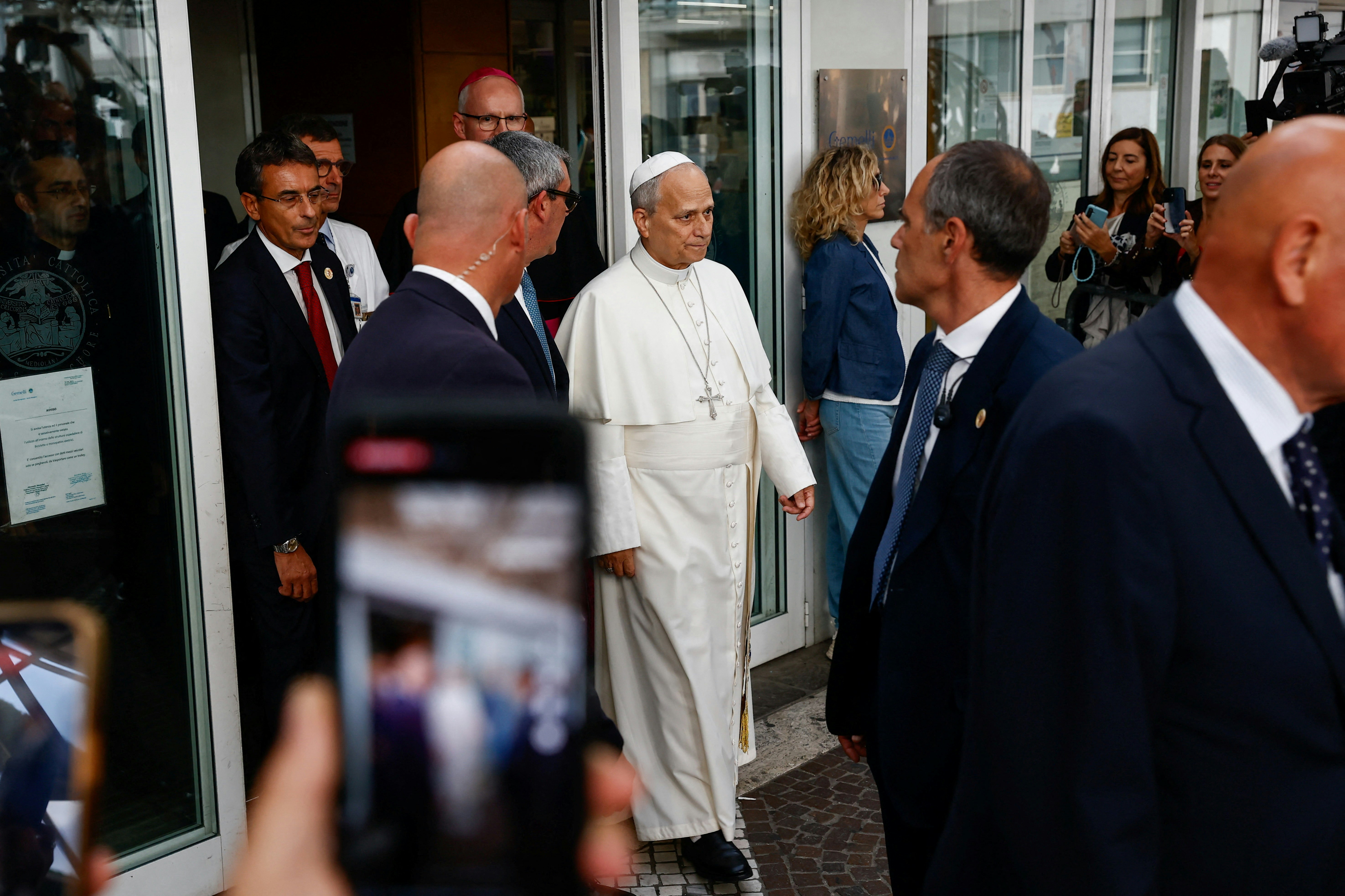 2026年10月17日,教宗良十四世(Pope Leo XIV)在住院4天后,离开位于罗马的医院(Reuters)