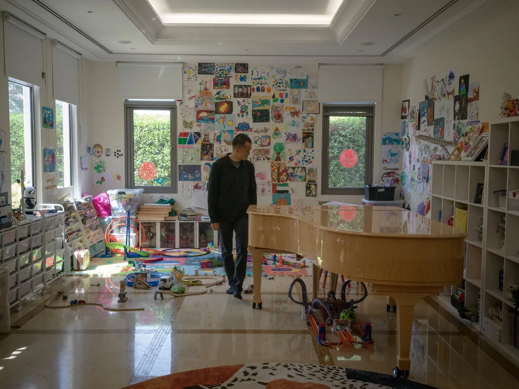 孩子们的游戏室里摆着一架施坦威钢琴。 Laura Boushnak for The New York Times