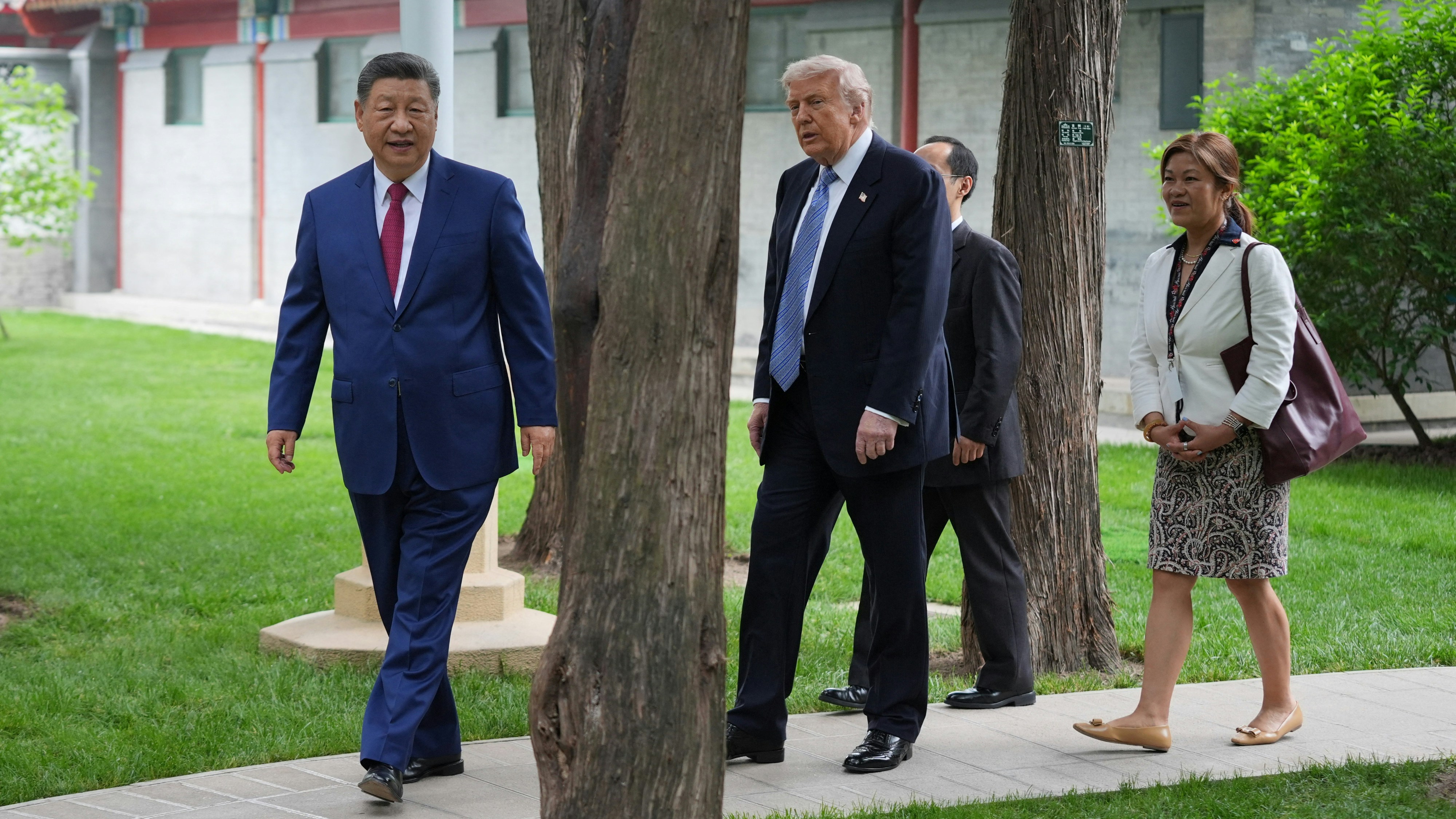 2026年5月15日,中国国家主席习近平陪同美国总统特朗普在北京中南海散步。(Reuters)