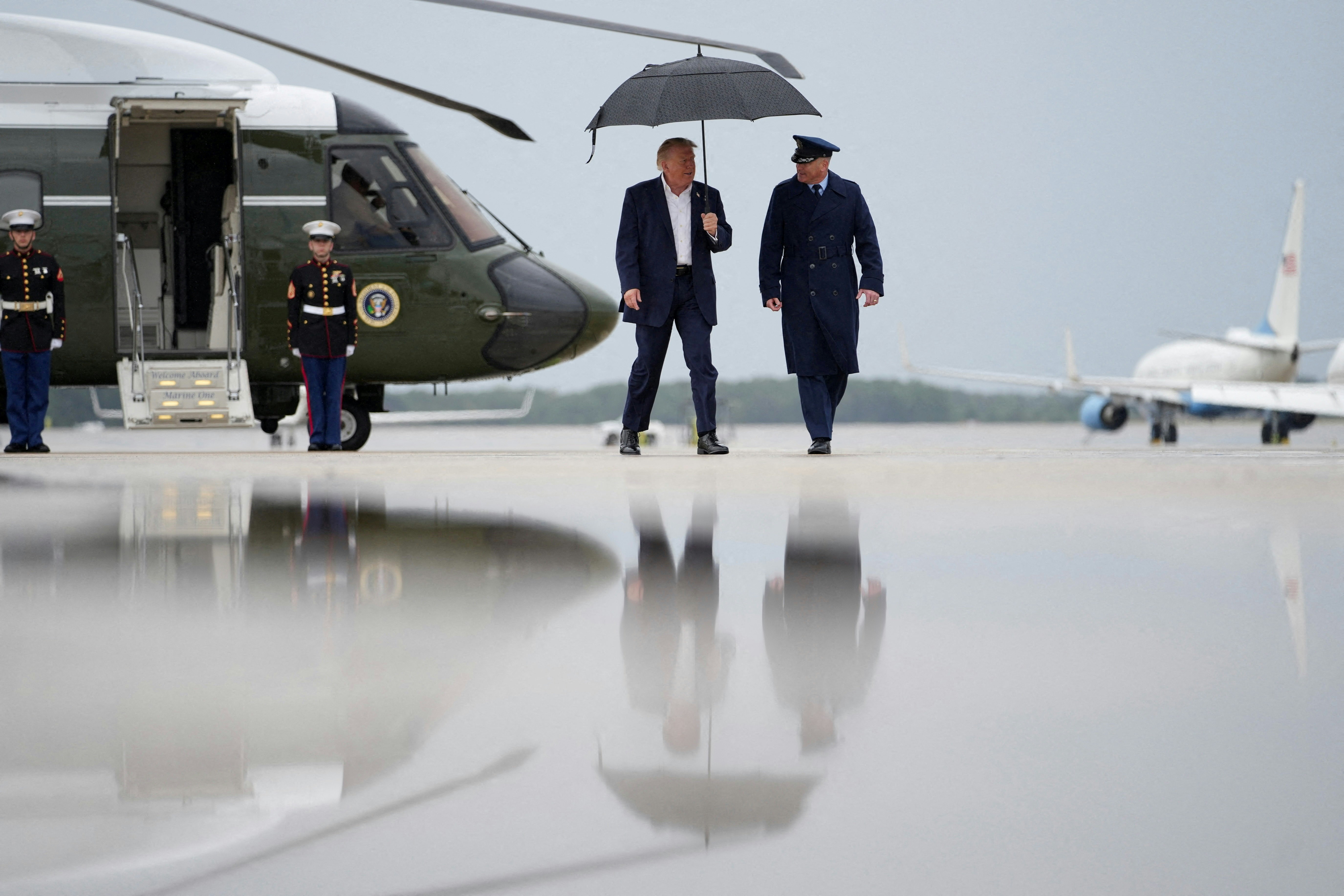 2026年9月27日,美国总统特朗普(Donald Trump)在芝加哥步下「空军一号」后,向媒体发表讲话。 (Reuters)