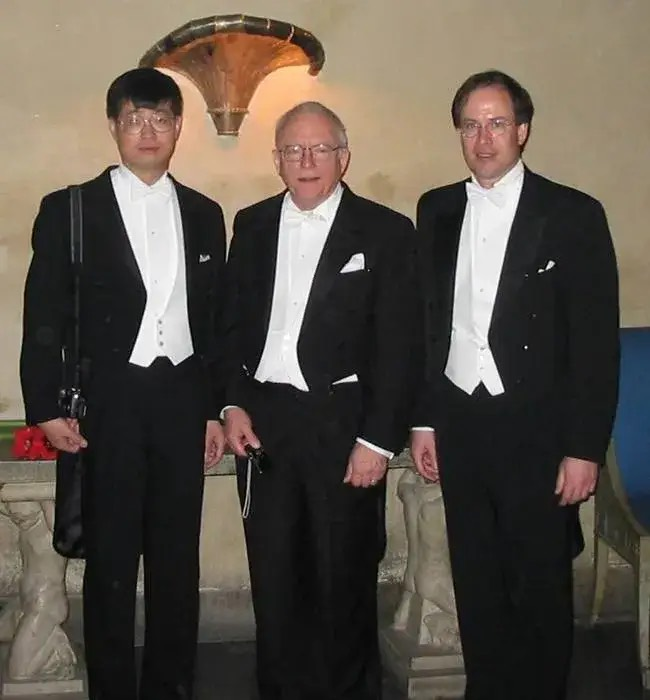 2005年12月,叶军受邀参加诺贝尔颁奖典礼。从左至右:叶军、John Hall和Steven Cundiff。图片由叶军提供。