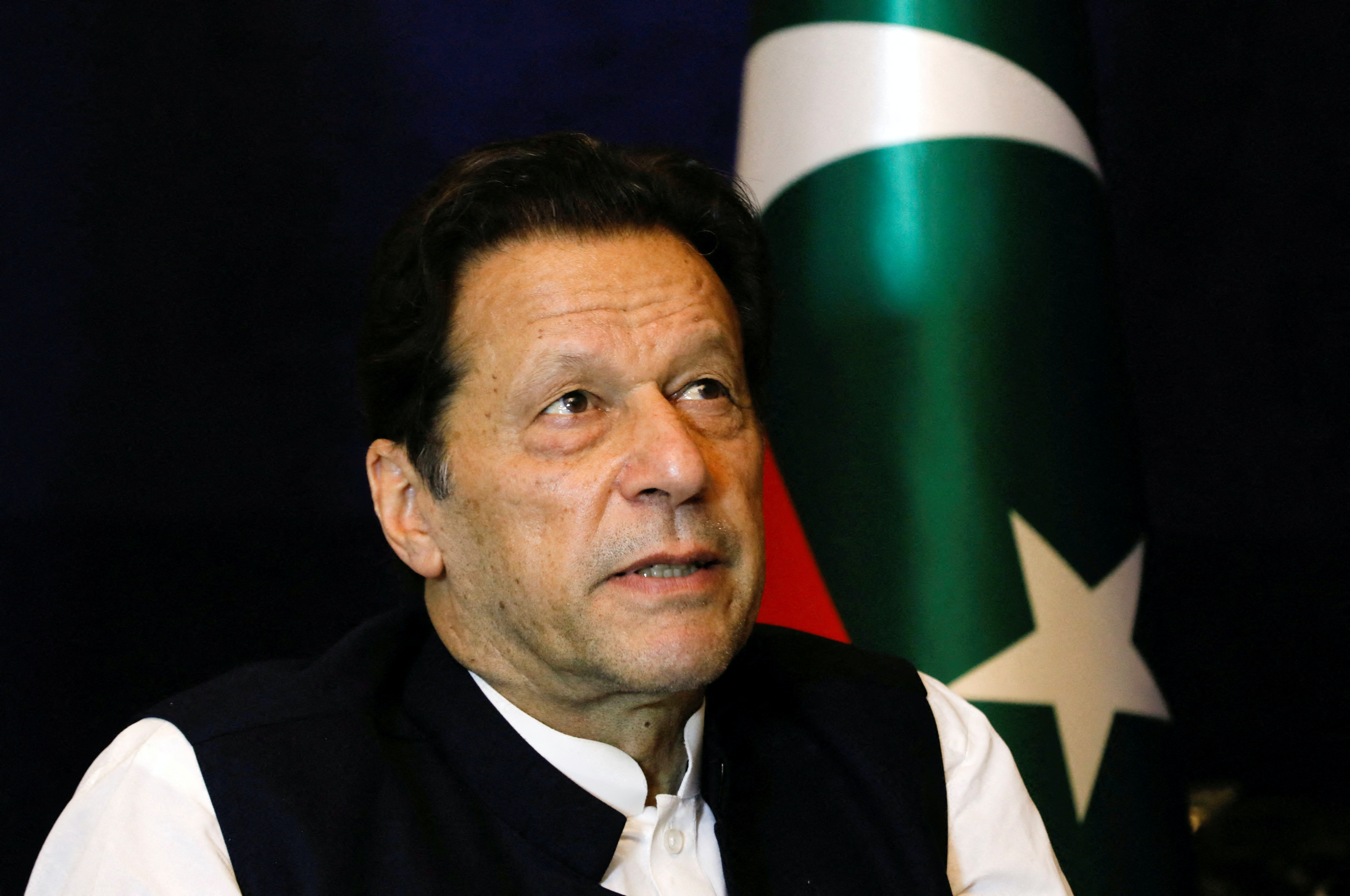 图为巴基斯坦前总理伊姆兰汗（Imran Khan）2023年3月17日在拉合尔（Lahore）接受路透社访问时的情形。（Reuters）