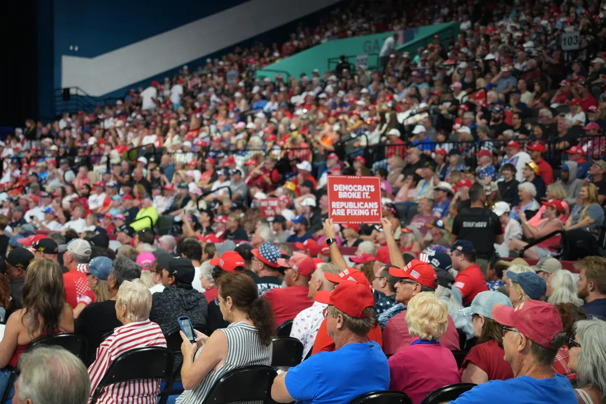 2026年10月30日,川普在佛罗里达州代托纳比奇(Daytona Beach)的一场中期选举造势集会上发表演说时,支持者举起标语牌,高声喊话为他加油。数千人出席了这场活动。(Troy Myers/大纪元)