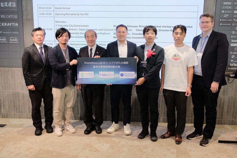 精拓生技携手奎景运算科技6日在日本福冈，与九州大学医院f-labs共同宣布启动为期6个月的Prometheus Lab AI场域验证。台北驻大阪经济文化办事处福冈分处处长陈铭俊（左3）、精拓生技创办人暨执行长陈柏翰（中）、奎景运算科技共同创办人暨营运长王凡熙（右3）、福冈市经济观光文化局创业推进部创业课长金丸胜也（右2）等人与会。（精拓生技提供）中央社记者戴雅真东京传真　115年10月6日