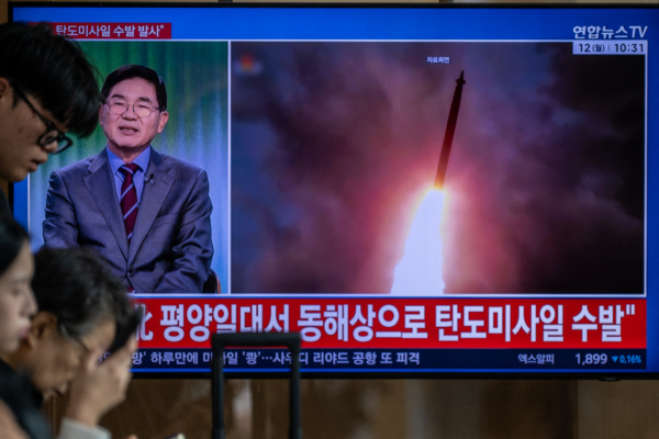 2026年10月12日,韓國首爾車站的電視螢幕播放朝鮮導彈發射的資料畫面。當天,朝鮮向東部海域發射多枚彈道導彈。此前,韓朝邊境發生地雷爆炸事件,導致雙方緊張局勢升高。 (Philip FONG/AFP via Getty Images)