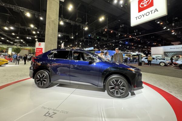 圖為豐田2026年電動車Toyota bZ4X。（姜琳達／大紀元）