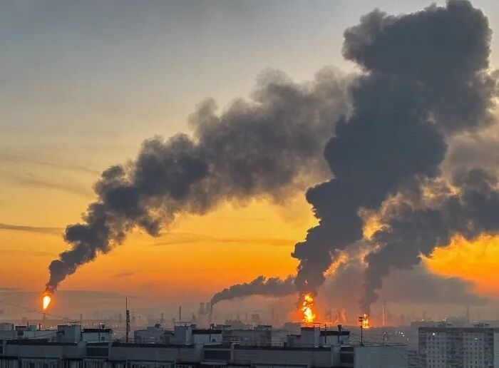 据报道,莫斯科一家炼油厂遭到无人机袭击后,现场浓烟滚滚,火光冲天。