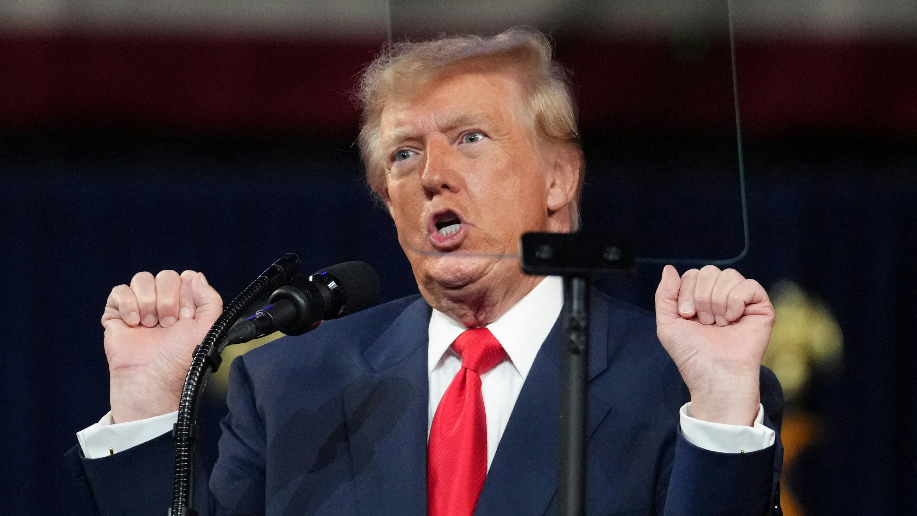 2026年10月10日,美国田纳西州,总统特朗普(Donald Trump)在一个竞选集会上发表讲话并举起双拳。(Reuters)